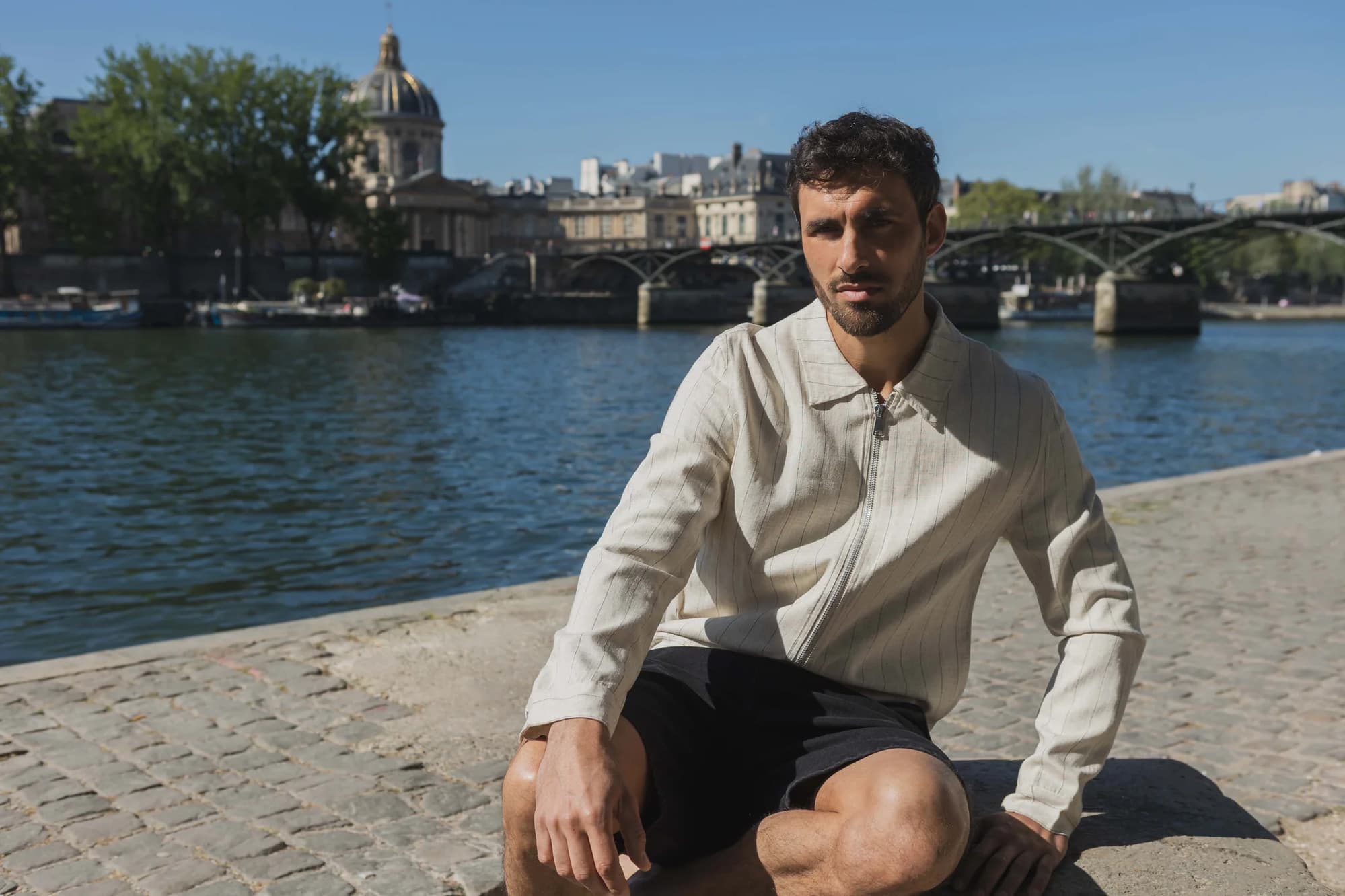 Casual herenlook aan de Seine in Parijs